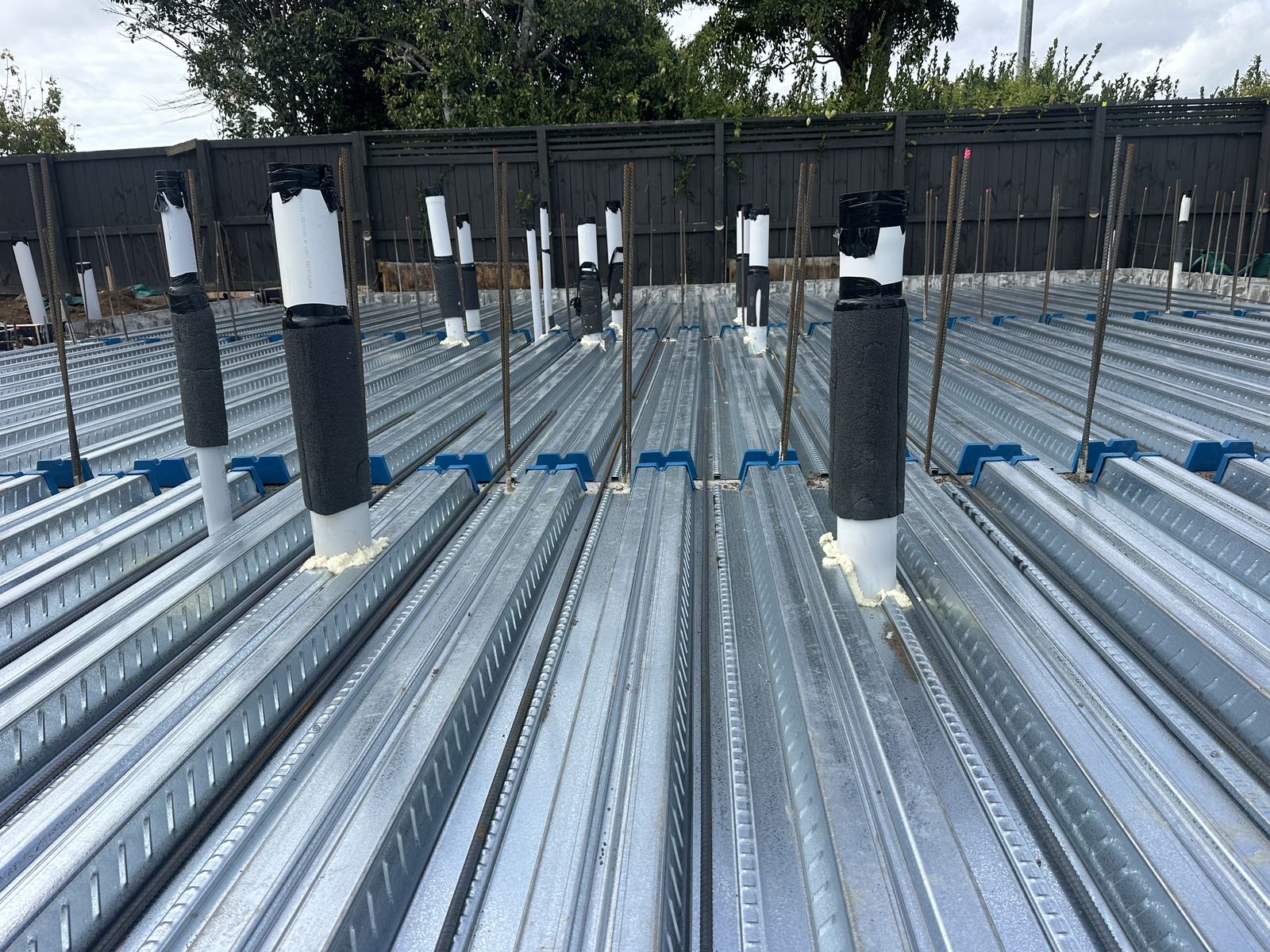 Suspended floor deck